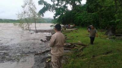 Los bomberos en el río Ulua en Chinda, Santa Bárbara, realizando mediciones de caudal.