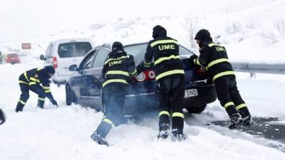 Efectivos de la Unidad Militar de Emergencias (UME) que han trabajado para liberar a los vehículos atrapados en varios tramos de la AP6 por la nevada.