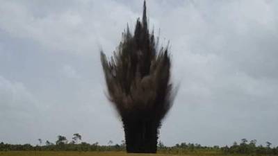 La pista quedó inhabilitada con cuatro cráteres de diez metros de ancho por cuatro de profundidad.