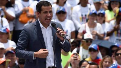 El líder opositor enezolano y autoproclamado presidente en funciones, Juan Guaido, se dirige a los partidarios durante un mitín en Caracas. Foto AFP.