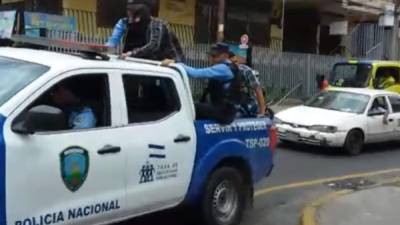 Un agente de la Policía Nacional dijo que una patrulla policial realizaba un operativo de investigación cuando ocurrió el incidente.