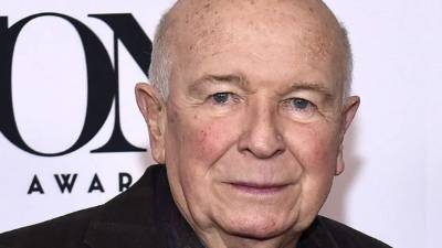 El dramaturgo y guionista Terrence McNally murió el 24 de marzo tras sufrir complicaciones de salud debido al COVID-19.