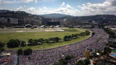 Vista general de la multitudinaria manifestación de ayer denominada “Toma de Venezuela” convocada por la Mesa de la Unidad Democrática (MUD) en la autopista Francisco Fajardo. Foto: EFE