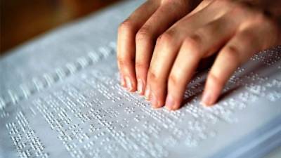 El braille ​es un sistema de lectura y escritura táctil pensado para personas ciegas.