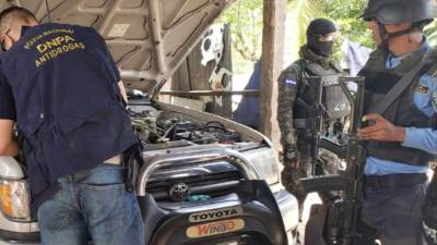 Agentes revisando el automóvil en el que encontraron la presunta droga.