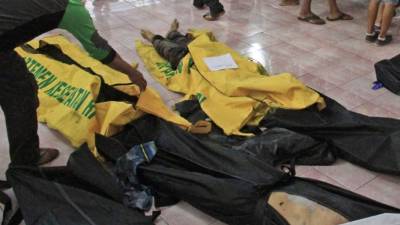 Los cuerpos de las víctimas rescatados del voraz incendio.