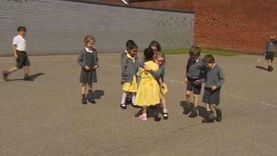 Anu recibió una nueva prótesis y no podía esperar para mostrarla en la escuela.