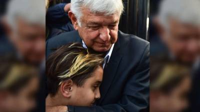Andrés Manuel López Obrador y su hijo menor, Jesús Ernesto. Foto AFP.