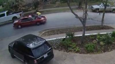 Los maestros de obra dieron persecución al individuo.