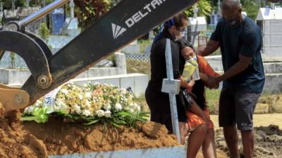 Familiares de una víctima del covid-19 lloran durante un funeral en el cementerio Nossa Senhora Aparecida en Manaus, Brasil. Foto AFP