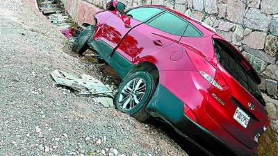 Carro en el que se conducía la hija de la funcionaria.