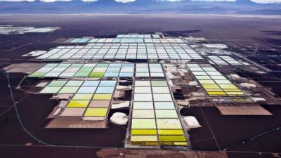 Vista de la mina de litio de Soquimich en el Salar de Atacama, en el norte de Chile.