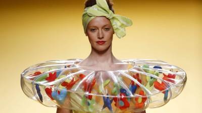 'Dedicada a una mujer coqueta, divertida, atrevida, llena de optimismo, en definitiva agathista', reza la nota de prensa que describe la colección Primavera Verano 2016 de Ágatha Ruiz de la Prada.