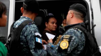 Migrantes hondureños abordan un bus por ordenes de la policía para ser regresados a la frontera con Honduras este jueves, en Morales (Guatemala). La primera caravana de hondureños migrantes del año, que ingresó a Guatemala por el departamento caribeño de Izabal, fue obligada a retornar este jueves a la frontera de ambos países para regularizar su situación, por orden de policías guatemaltecos y del Servicio de Inmigración y Control de Aduanas de EE.UU. (ICE, en inglés). La Policía Nacional Civil de Guatemala y los funcionarios estadounidenses, vestidos de civil con camisa de botones, lentes oscuros y pantalones de comando, revisaron a decenas de hondureños que habían ingresado, en su mayoría, sin registro a Guatemala el pasado miércoles.