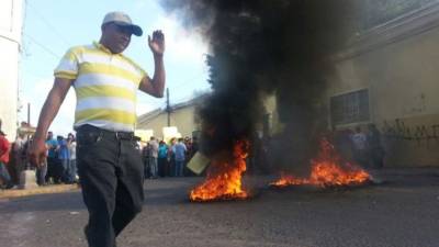 La primera avenida de Comayagüela permanecerá bloqueada hasta las 10:00 am, anunciaron los sindicalistas del Sanaa.