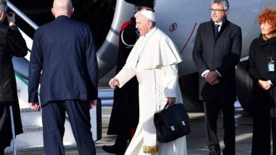 El papa Francisco se dirige a abordar el avión rumbo a Panamá. Foto: AFP