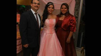 Jorge Enrique y Karla Interiano con Karla Moncada.