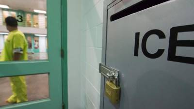 Varios indocumentados permanecen recluidos en cárceles estatales a la espera de su deportación.