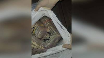 Momento en el que contaban cuánto dinero habían encontrado en poder de los detenidos.