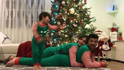 La modelo y presentadora de Univisión, Alejandra Espinoza compartió esta foto de su árbol de Navidad junto a su hijo Matteo y su esposo Aníbal.