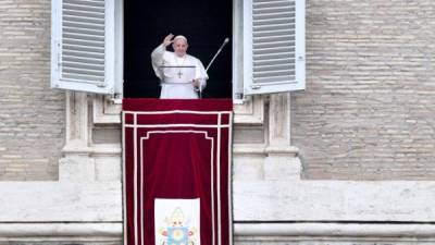 El papa Francisco saluda desde una ventana. Foto AFP