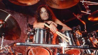 El baterista Nick Menza, durante un concierto.
