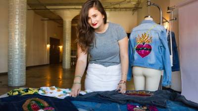 La diseñadora Patty Delgado, creadora de la marca 'Hija de tu madre' en un taller de Los Angeles, California. EFE