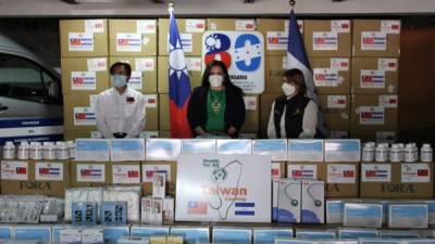 Taiwán entregando oficialmente la donación a la ministra Alba Consuelo Flores y a la primera dama Ana García.