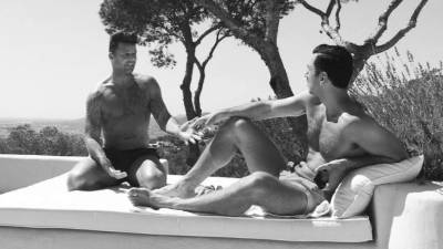El intérprete Ricky Martin (izq.) compartió en sus redes sociales algunas fotografías en las que se ve tomando el sol en compañía de su novio Jwan Yusef (der.).