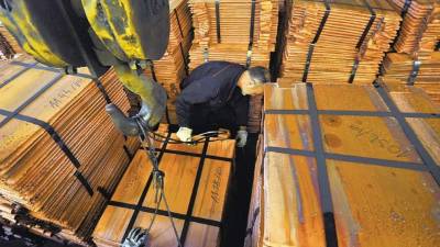 A los inversionistas les preocupa cómo Glencore usa los instrumentos financieros de su división de corretaje, conforme las ganancias caen y sus deudas aumentan.