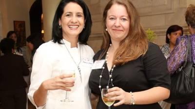 Déborah Ullmer y Greta Gromovich, quien representó a la ministra consejera, Heide Fulton.