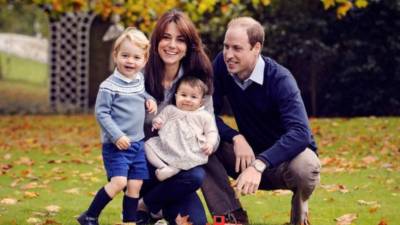 Los duques de Cambridge junto a sus hijos.