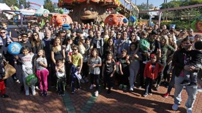 Los jugadores del Barcelona olvidaron el trabajo y todo lo que tiene que ver con el fútbol para centrarse a disfrutar con sus familiares por decisión de Luis Enrique, en el parque de diversiones, Port Aventura.