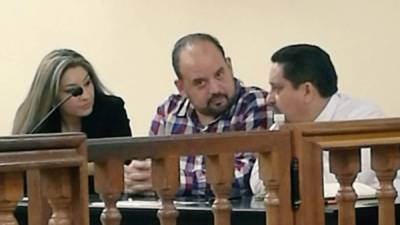 'Chepito' Handal y su esposa Elizabeth Hernández junto al apoderado legal, René Altamirano, en los tribunales de justicia de Tegucigalpa.