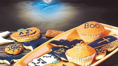 Una costumbre muy arraigada en Halloween es pedir y comer dulces. Las calabazas también son parte de la decoración para esta festividad.