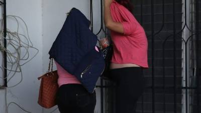 Dos de las capturadas en el interior de las casas.