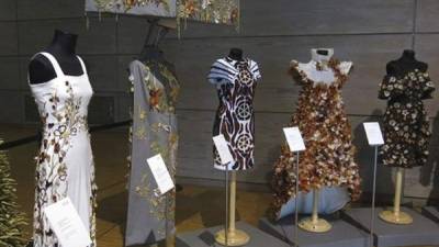 Los vestidos revolucionaron las pasarelas con innovadoras creaciones.