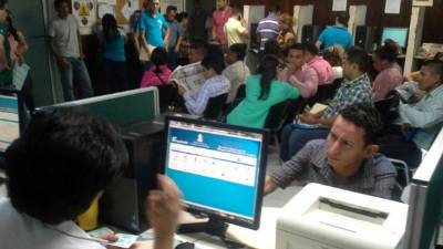 Las oficinas de la secretaría en el barrio El Centro permanecen llenas a diario de personas en busca de una oportunidad laboral.