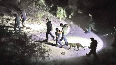 Agentes de la Patrulla Fronteriza de EE.UU. detienen a inmigrantes indocumentados cerca de McAllen, Texas.