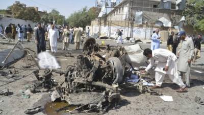 Miembros de las fuerzas de seguridad inspeccionan el lugar donde ha estallado una bomba en Quetta (Pakistán). EFE