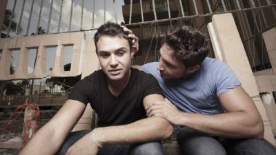 'Más que ayudarle lo confundes si tiene dudas sobre su posible homosexualidad. Puedes sugerirle que acuda a recibir apoyo psicológico', le sugiere la Tía Remedios.(foto dramatizada)