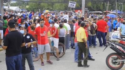 Distintos sectores se manifestaron en horas tempranas de este viernes en el centro de Choloma.