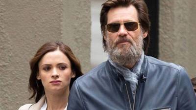 Cathriona White tenía 28 años y Jim Carrey 53 años.