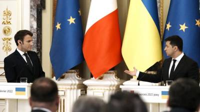 El presidente ucraniano Volodymyr Zelensky y el presidente francés Emmanuel Macron dan una conferencia de prensa conjunta luego de su reunión en Kiev.
