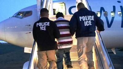 Un migrante al ser deportado a su país. Fotografía de archivo.