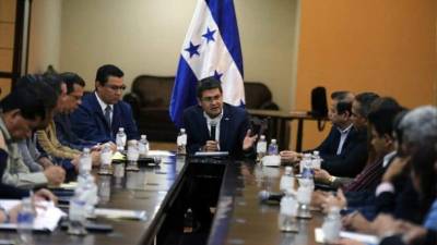 El presidente Juan Orlando Hernández reunido con representantes de algunos partidos políticos del país en la mesa del pre diálogo. LaPrensa/Archivo.