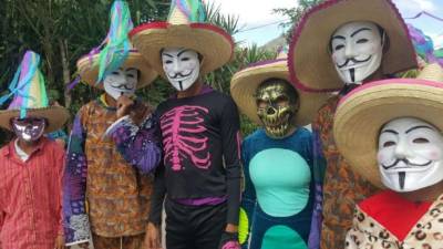 Pobladores de Santa Bárbara celebran el guancasco, símbolo de paz.