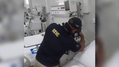 Agente de la Atic durante la inspección en el hospital móvil.