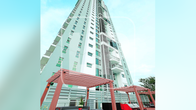 La torre de apartamentos cuenta con un poco más de 122 metros de altura y está dotada de lugares de esparcimiento y áreas recreativas para sus residentes.
