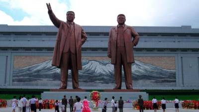 Estatuas gigantescas de Kim Il-sung y Kim Jong-il reciben los respetos de los ciudadanos en Pyongyang.
